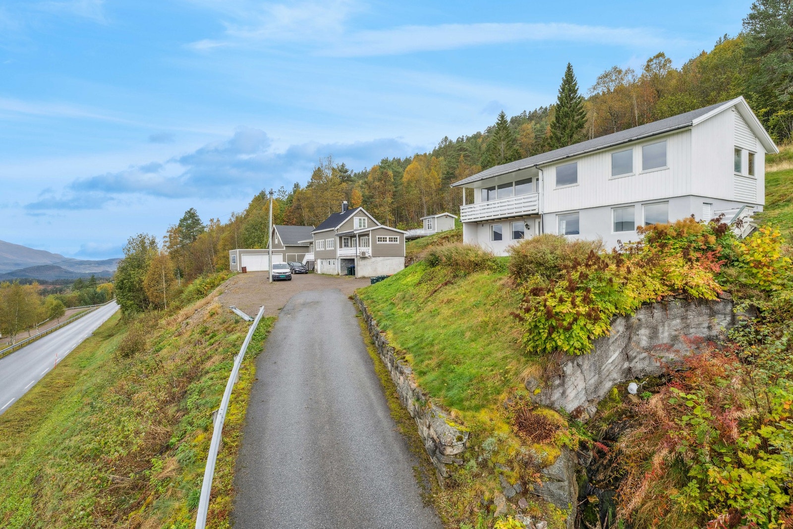 Boligen ligger fint til på oversiden av Botterlivegen med nærhet til fine turområder. Galleribilde