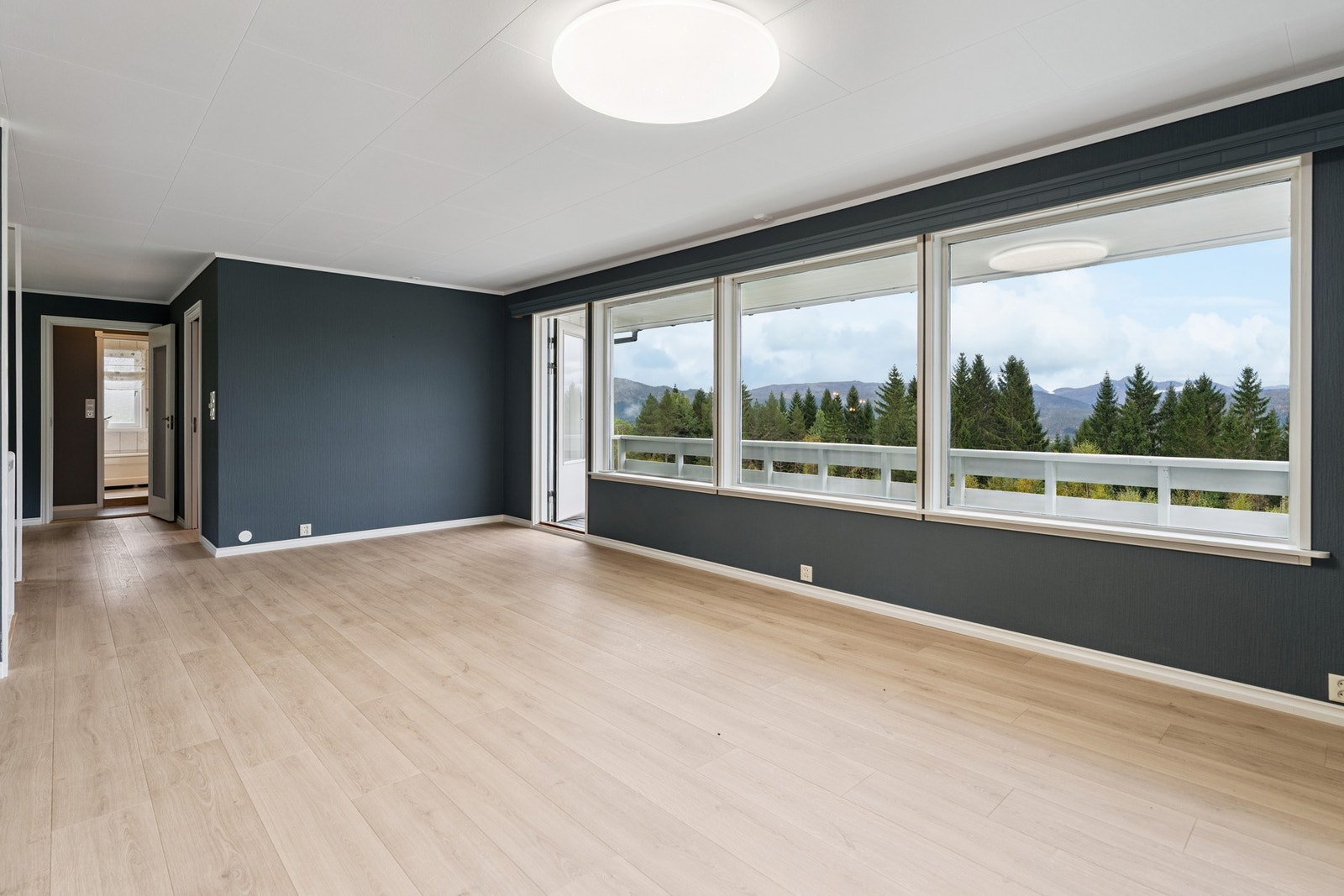 Boligen er praktisk fordelt over to plan, med romslige oppholdsrom og toalett i begge etasjer. Galleribilde