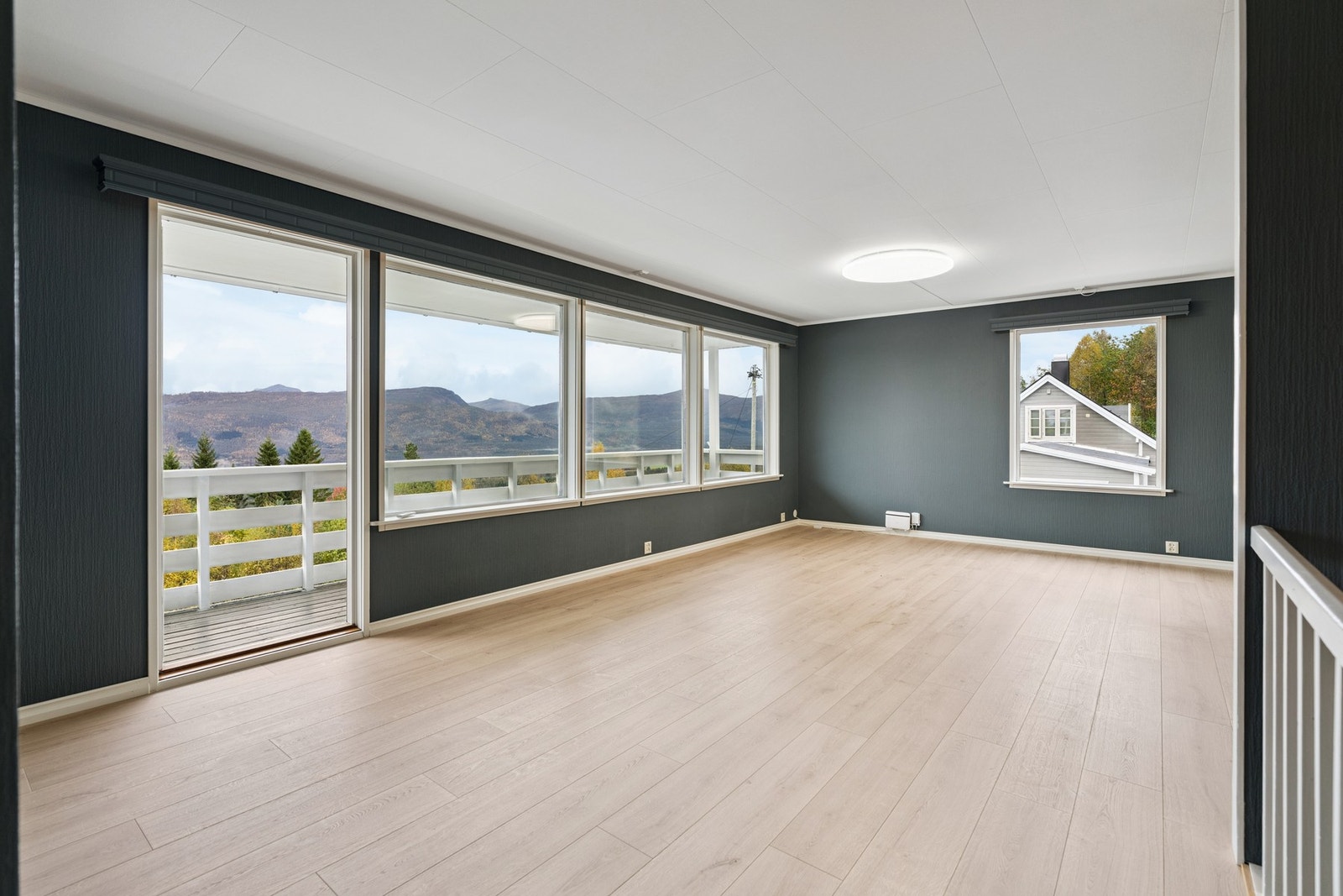 I hovedetasjen er det en romslig stue med store vindusflater og flott utsikt. Galleribilde