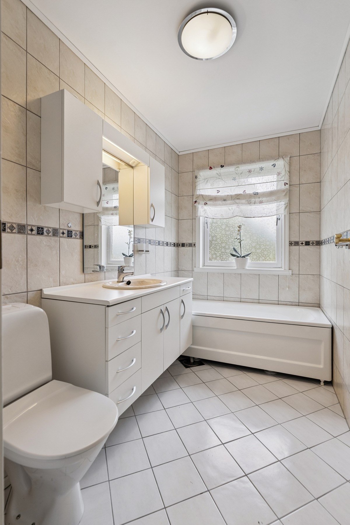 Flislagt bad i overetasjen med gulvvarme. Galleribilde