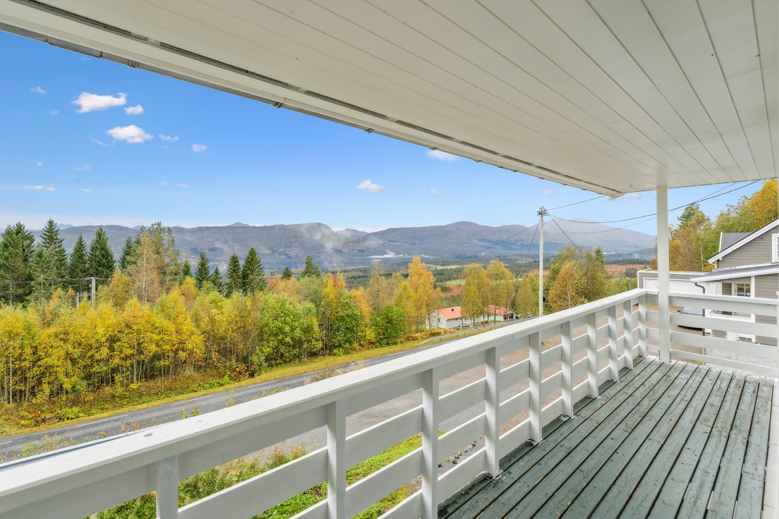 Fra stuen er det utgang til en overbygd balkong. Galleribilde