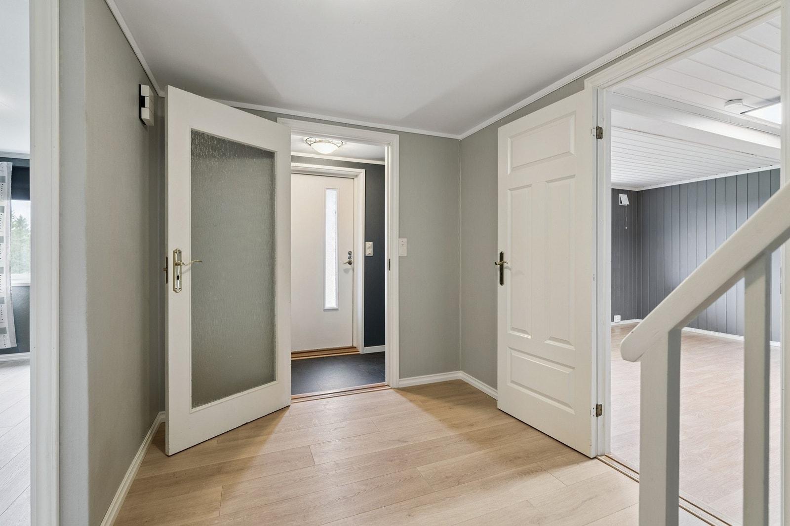 Romslig og praktisk entré med god plass til garderobeskap og kommoder. Galleribilde