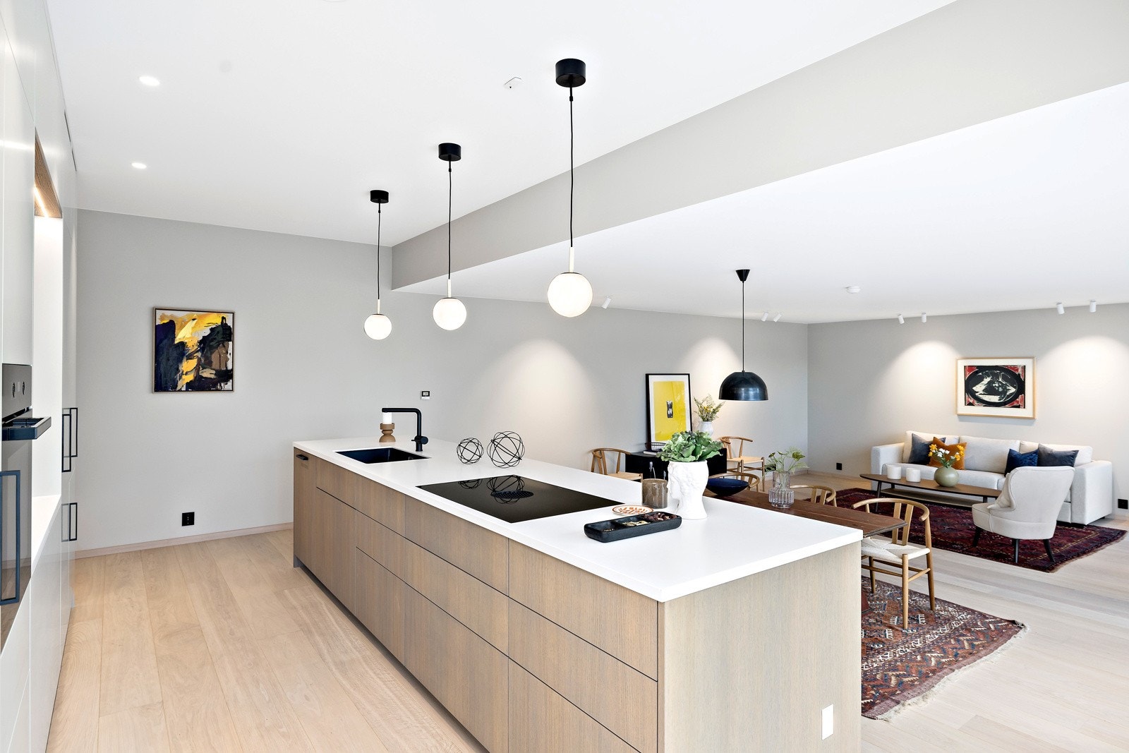 Kjøkkenet er av høy kvalitet og er spesialbygget til rommet. Galleribilde