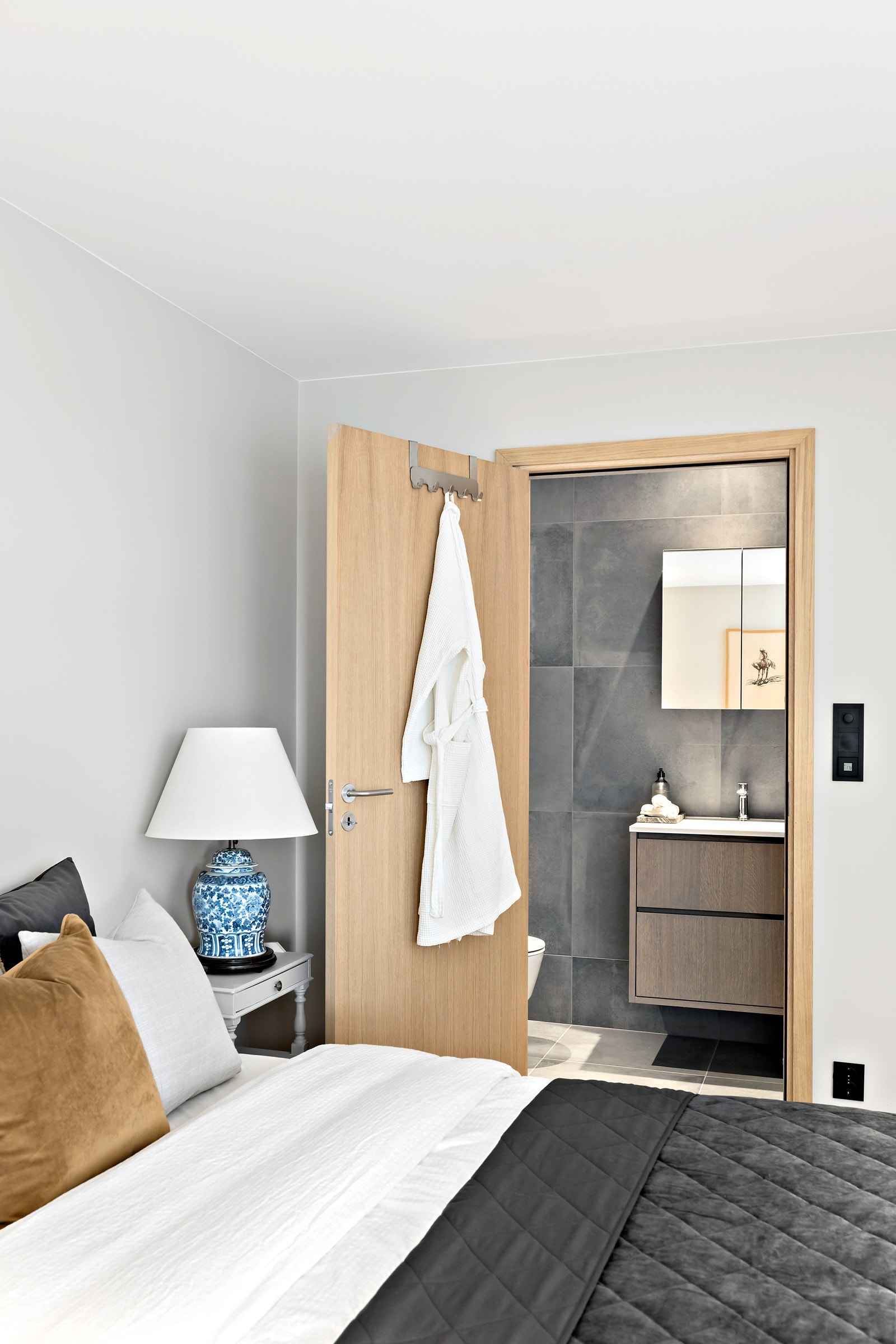 Hovedsoverommet har dirkete adkomst til eget bad som enkelt kan gjøres privat de gangene man ønsker det. Galleribilde