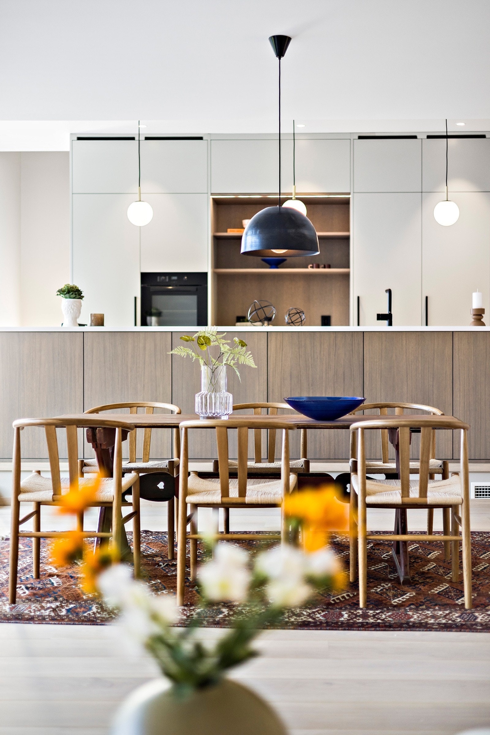 Boligen har gjennomgående høy standard og er lekkert innredet. Dette er et herlig sosialt rom hvor du kan samle dine nærmeste til hyggelige lag Galleribilde