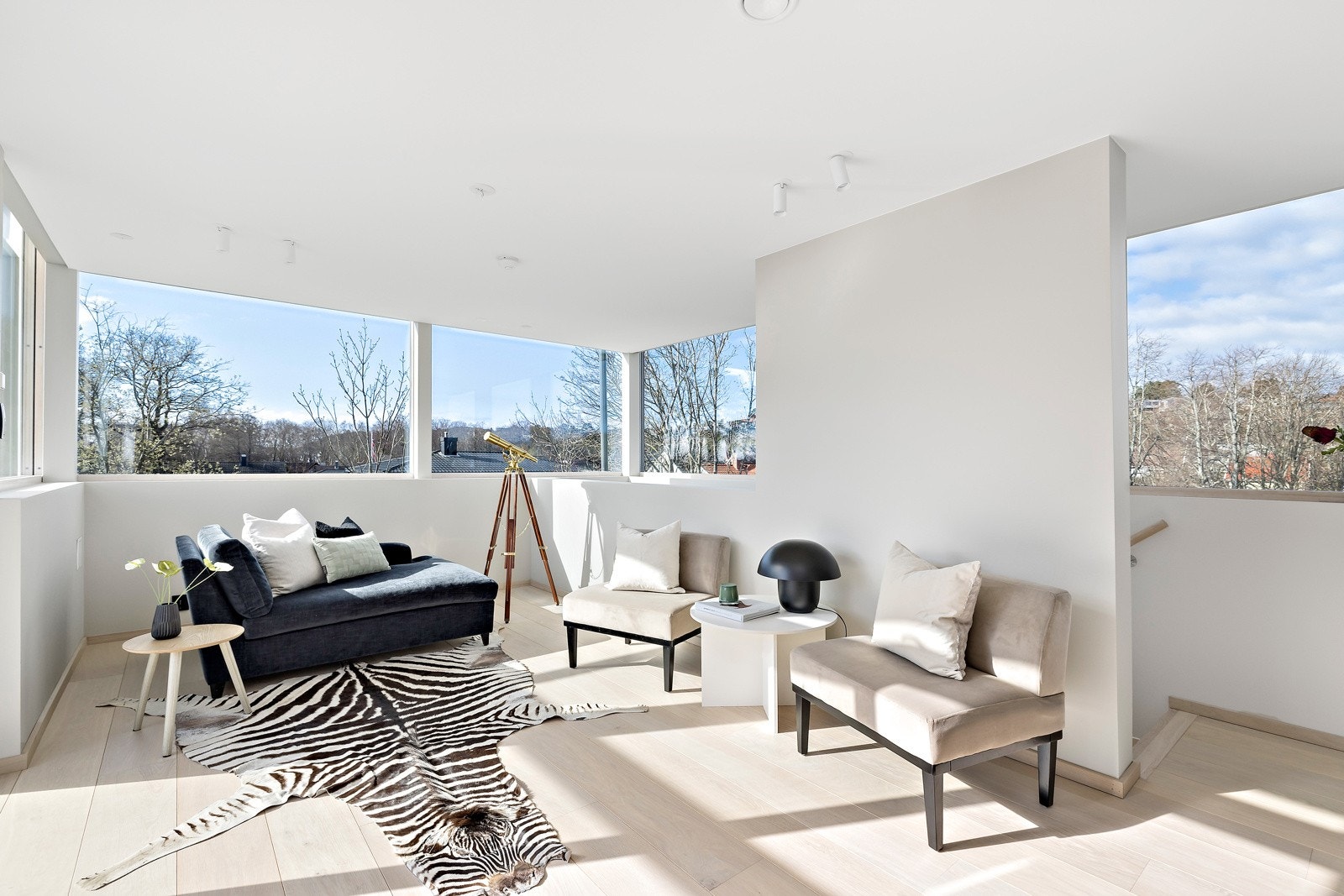 Denne stua er virkelig et sted du får senket skuldrene og slappet av. Her kan du slenge deg ned i godstolen med en god bok og kjenne på hvilepulsen i flotte omgivelser. Galleribilde