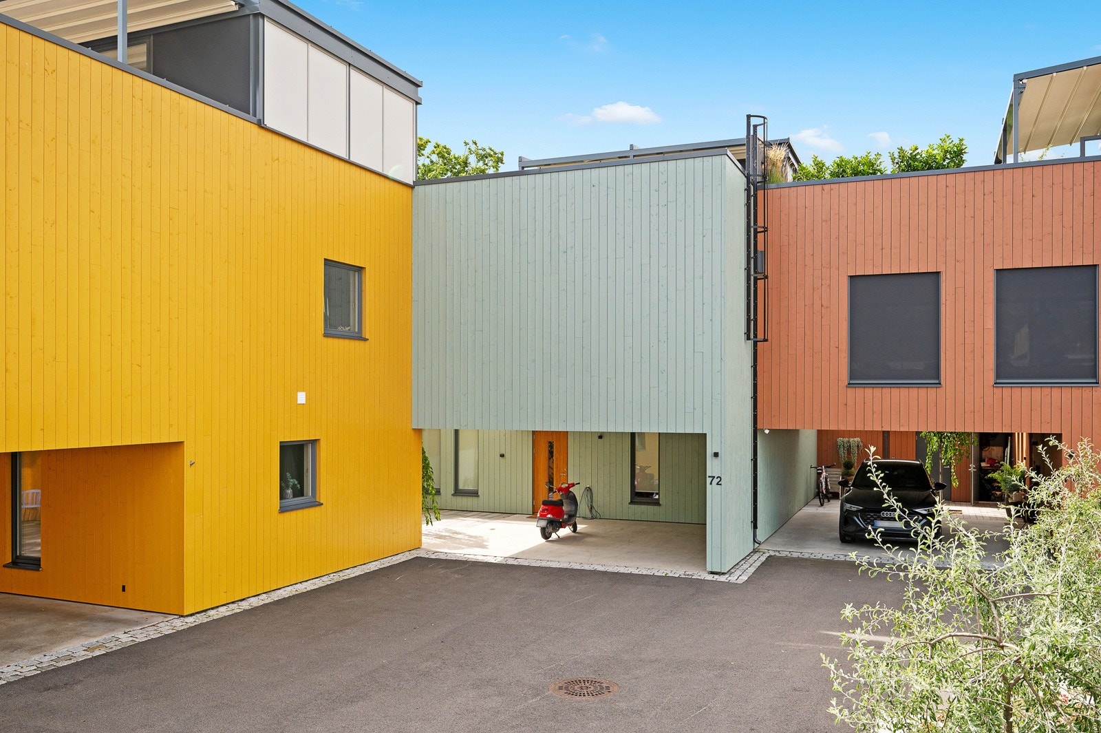 Det er parkering i carport ved boligens inngangsdør med plass til 2 biler, så her slipper du å koste bilen fri for snø vinterstid. Galleribilde