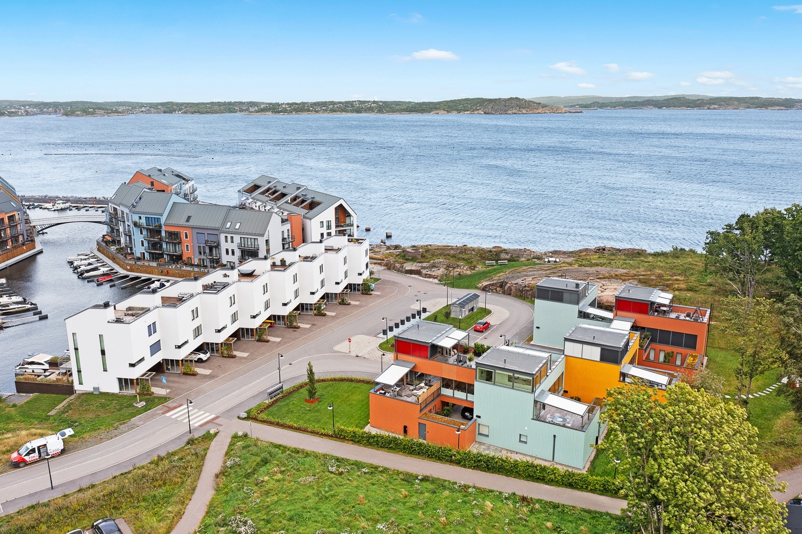 Boligen har en god intern beliggenhet på enden. Området er for mange kjent som Larvik sitt eget lille Venezia med fargerike bygg, fine kanaler og sin unike beliggenhet helt i vannkanten. Galleribilde