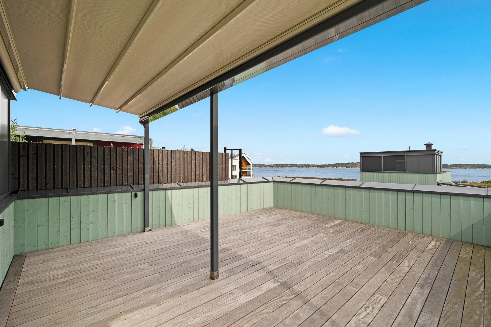 Terrassen har ikke både upåklagelig utsikt, men også gode solforhold og god plass til det du måtte ønske av utemøblement. Galleribilde