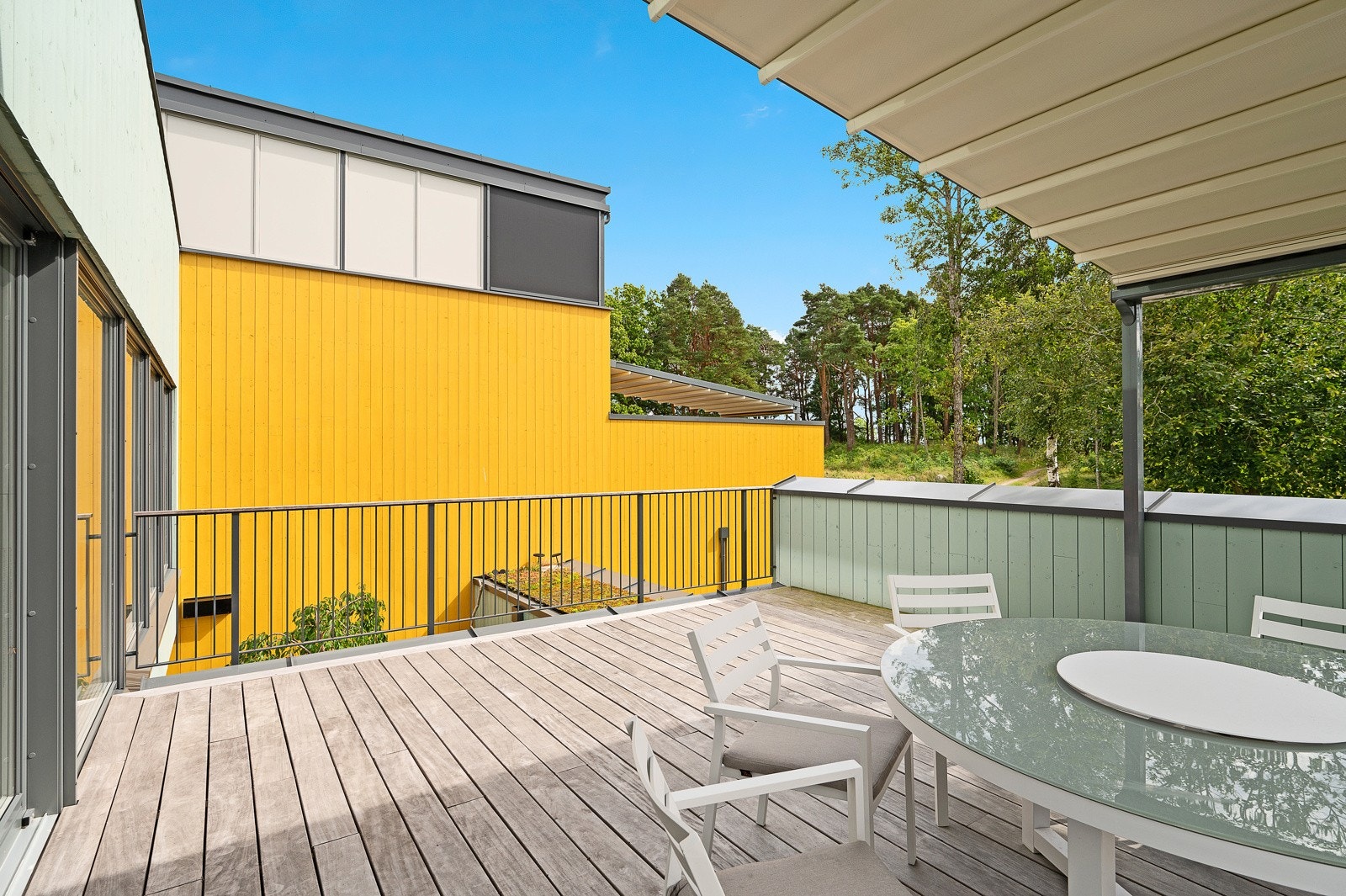 Tilknytningen til kjøkkenet gjør det denne plassen utmerket til middager utendørs sommerstid. Galleribilde