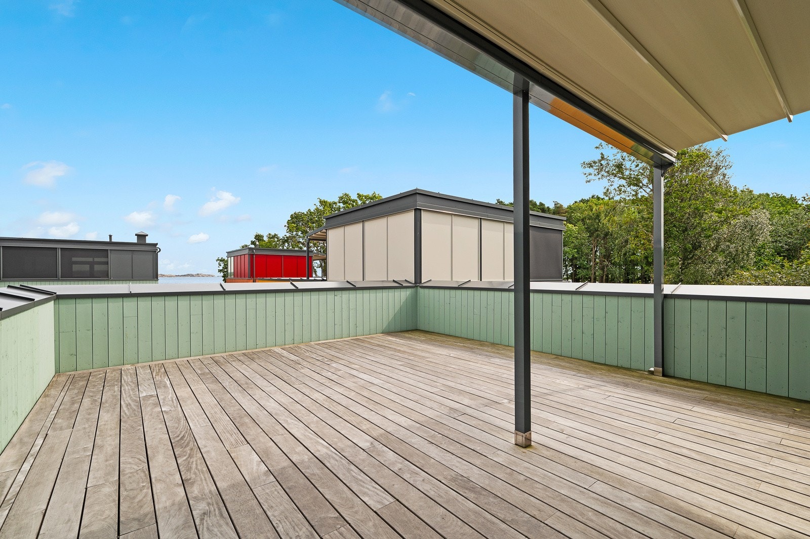 Her skap du din egen lille oase med grønner planter og blomster. Det er montert en frostfri utekran på alle plan som gir enkel adgang til vann. Galleribilde