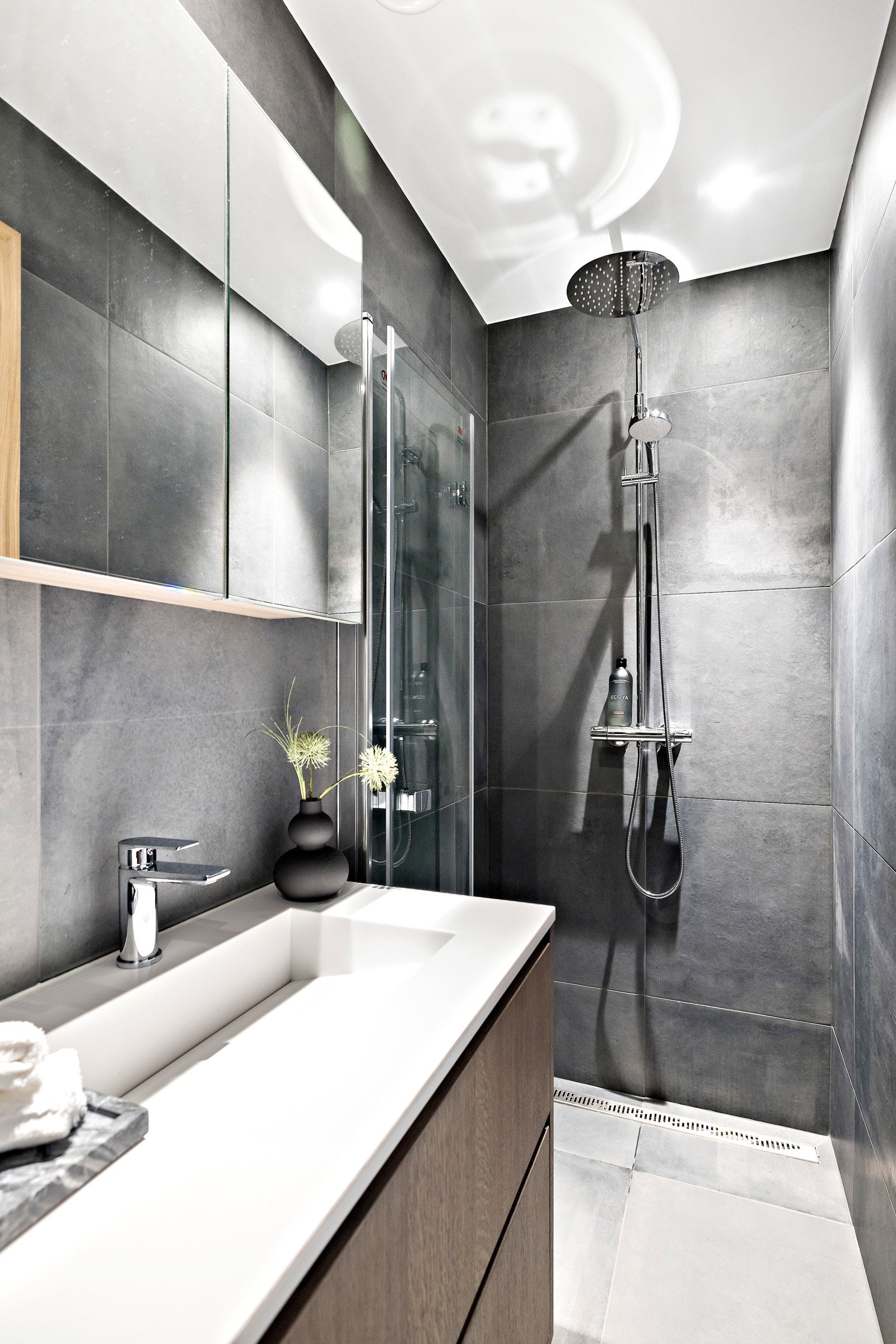 Badet har deilig regnfallsdusj og gulvvarme som gir ekstra komfort i hverdagen. Galleribilde