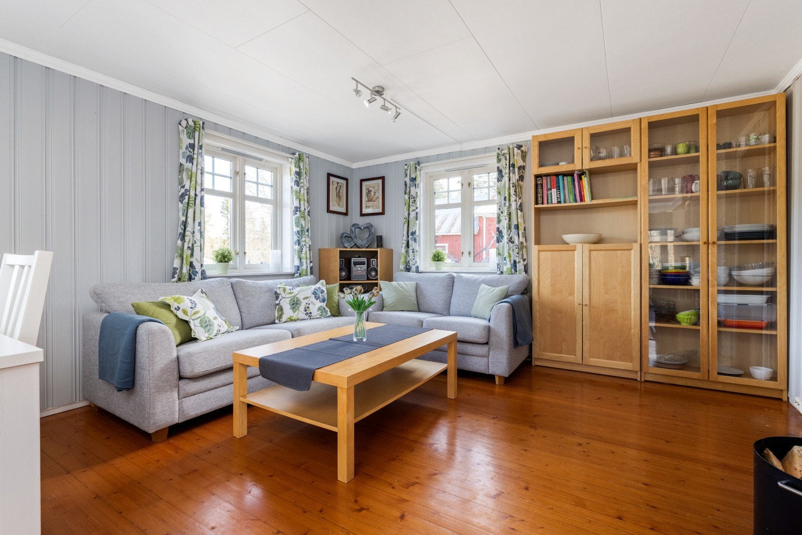 Oppvarming består av elektrisitet og vedfyring. Galleribilde