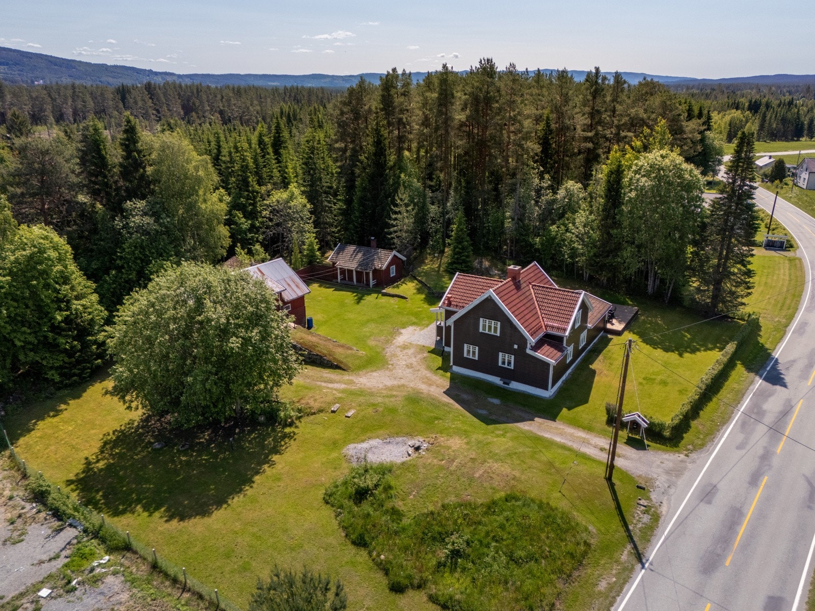 En eiendom som har godt med god boltreplass ute og mulighet for et aktivt liv i nærkontakt med naturen. Galleribilde