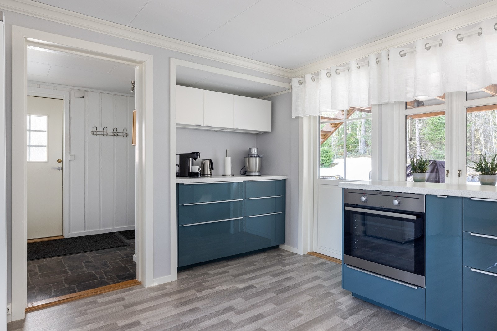 Kjøkkenet har godt med skap- og benkeplass. Galleribilde