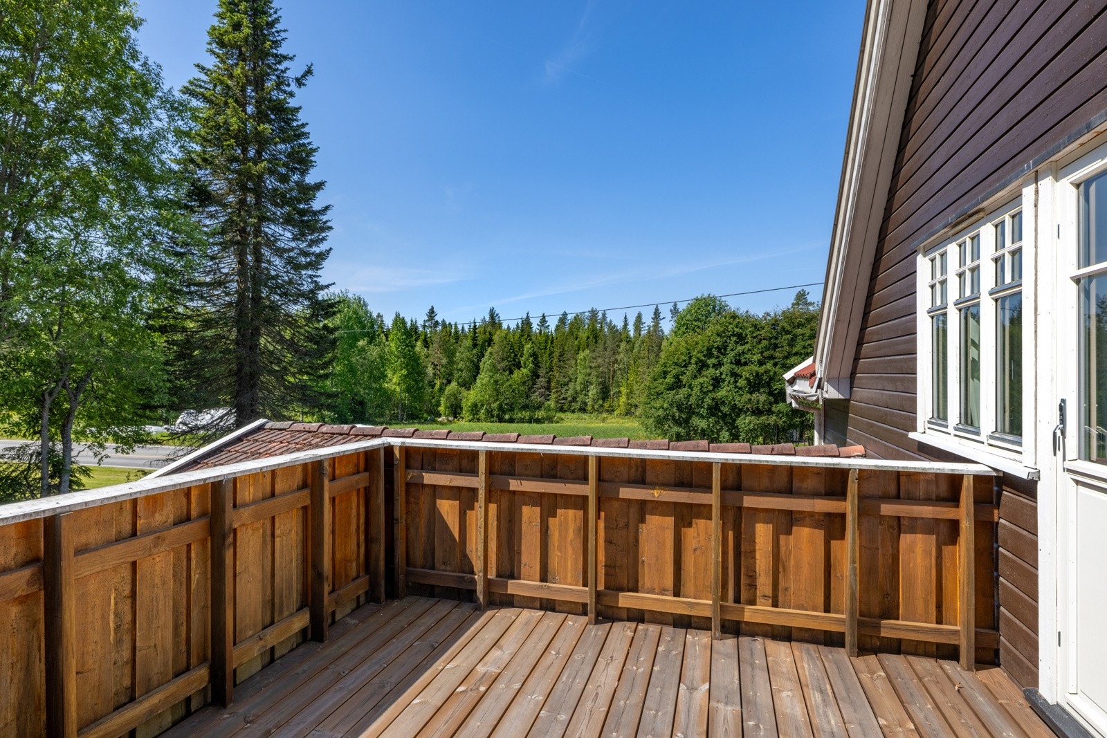 Balkong fra soverom i 2.etasje med trapp ned. Galleribilde