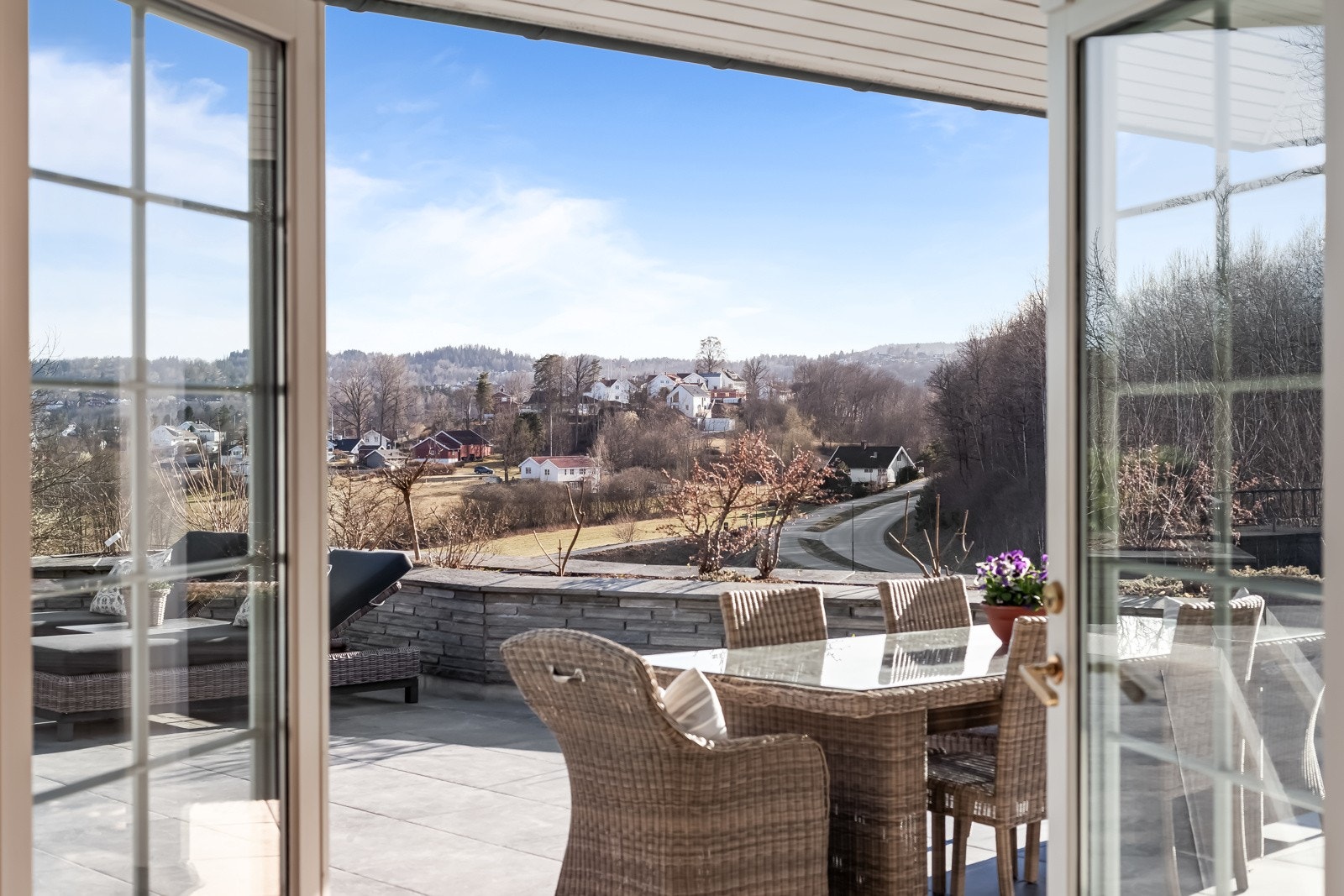 Fra stuen er det doble dører ut på terrassen. Galleribilde