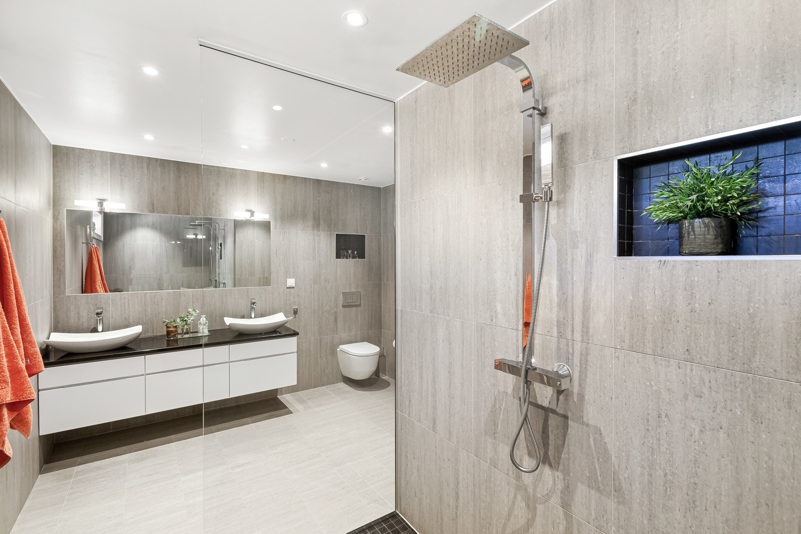 Hovedbadet i 1. etasje har moderne farger og materialer og fremstår som meget pent. Galleribilde