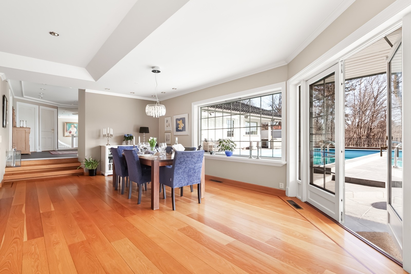 Her er det enkelt å dekke til mange, enten det er familiemiddag, konfirmasjon eller julebord med gode venner. Galleribilde