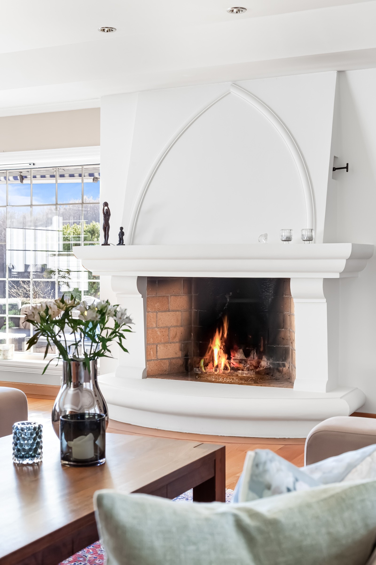 Den åpne peisen er et flott blikkfang i rommet. Galleribilde