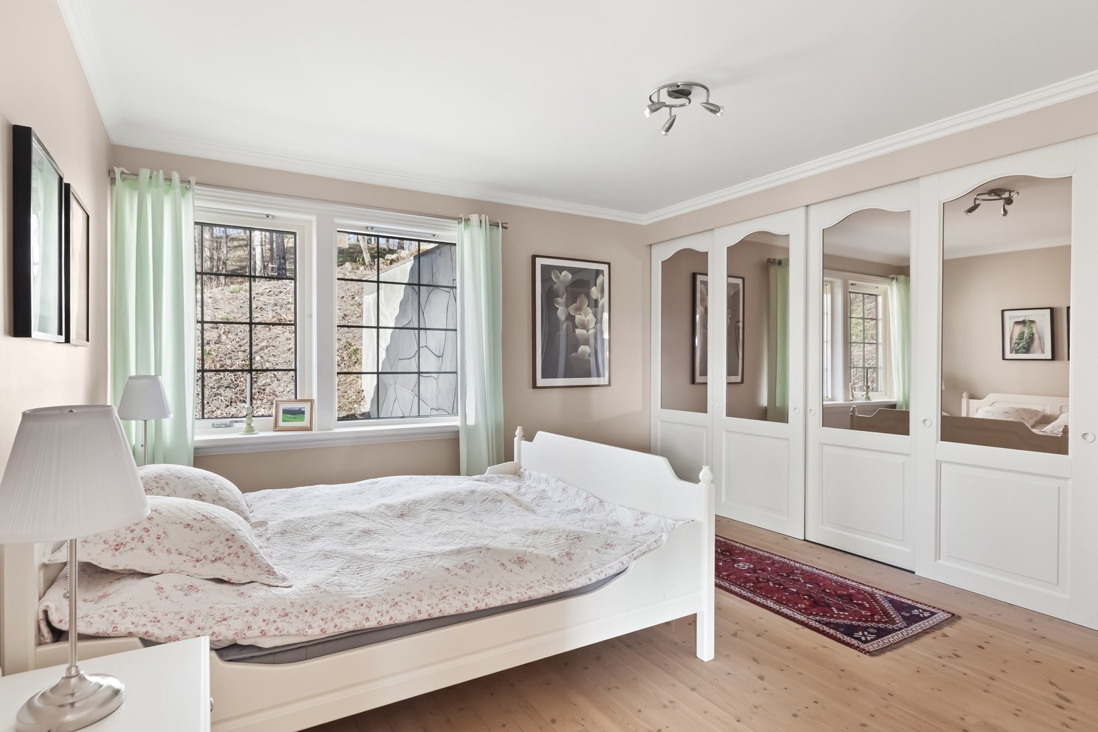 Stort gjesterom med skyvedørsgarderobe. Galleribilde