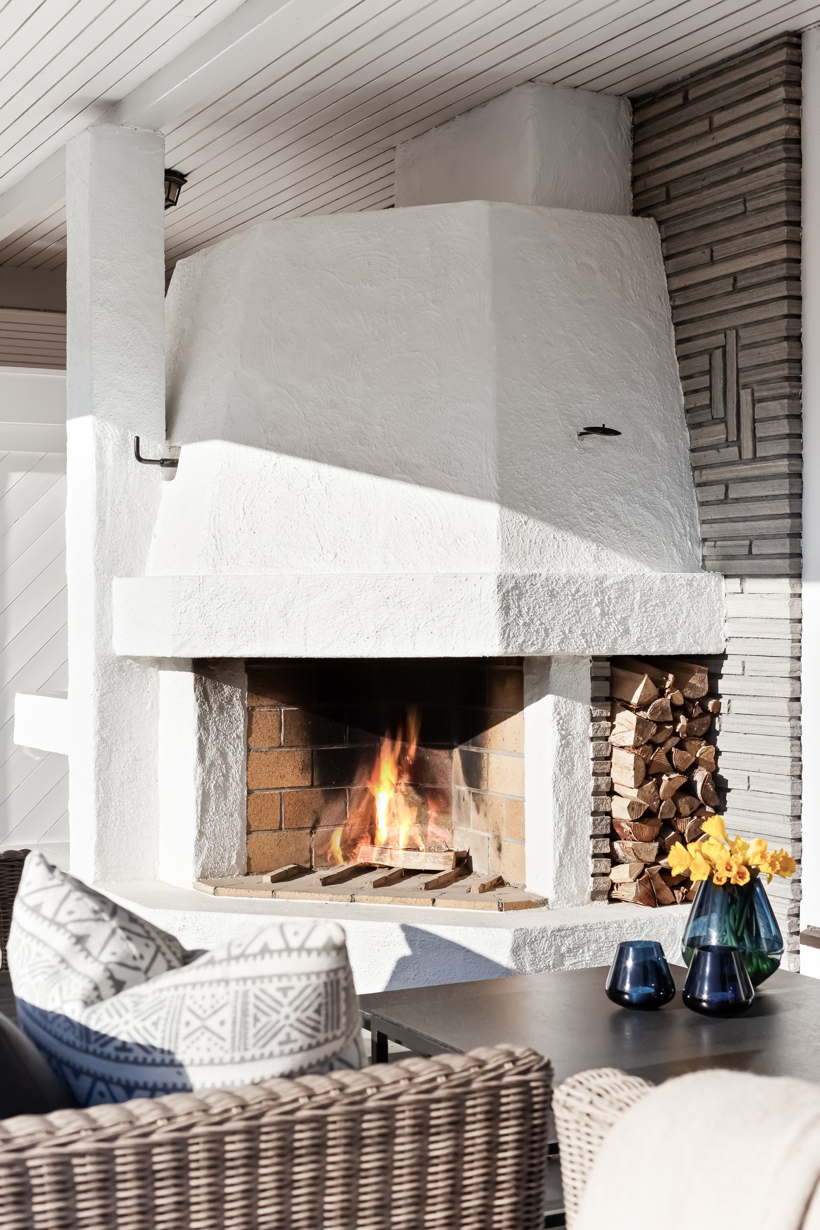 Terrassen har både utepeis og utekjøkken med fastmontert Weber kulegrill. Galleribilde