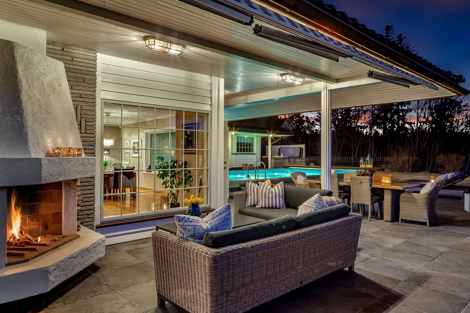 Det er også varmelamper i taket ved utepeisen. Galleribilde