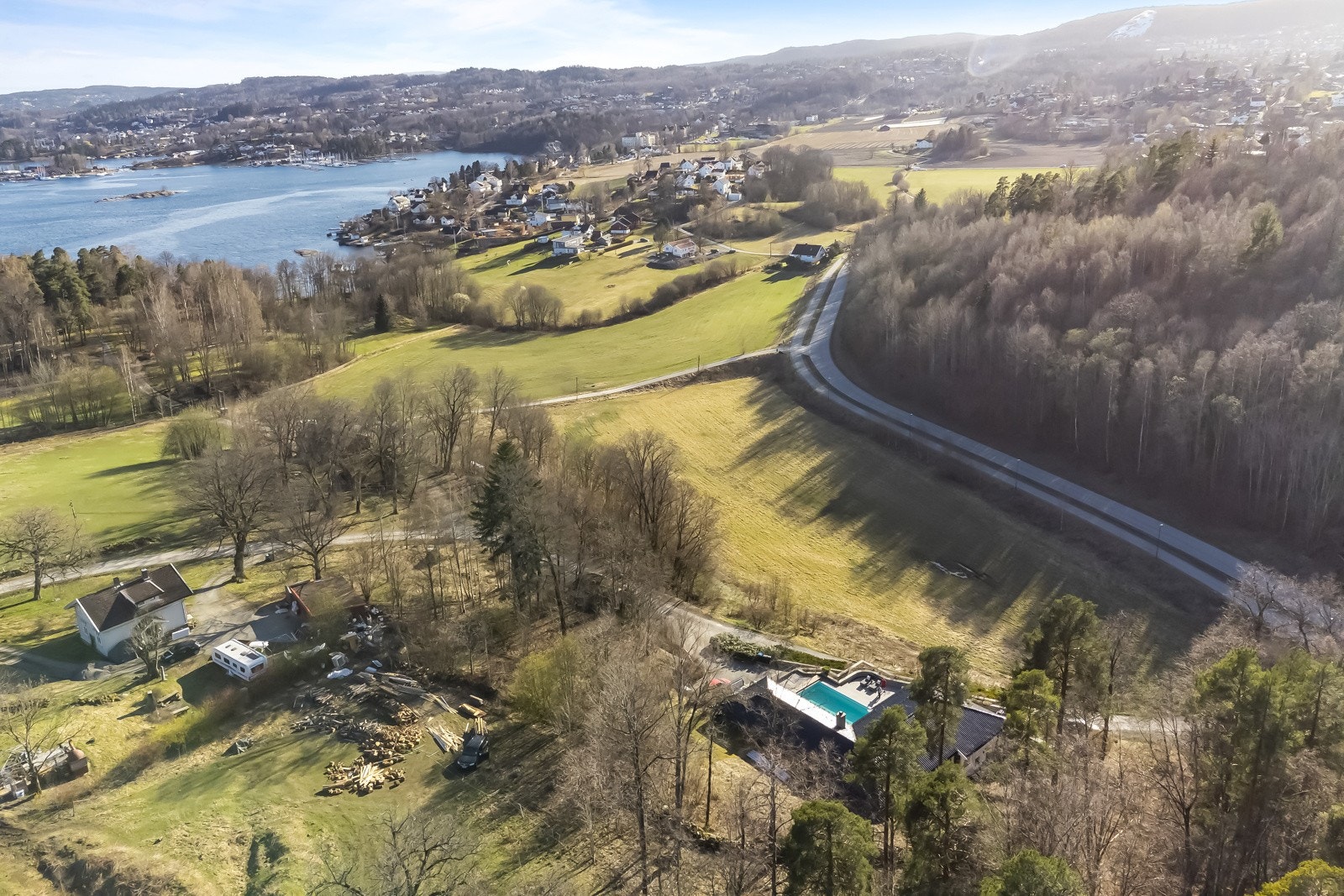 Boligen ligger landlig og sjønært til med flere flotte badeplasser i gangavstand. Galleribilde