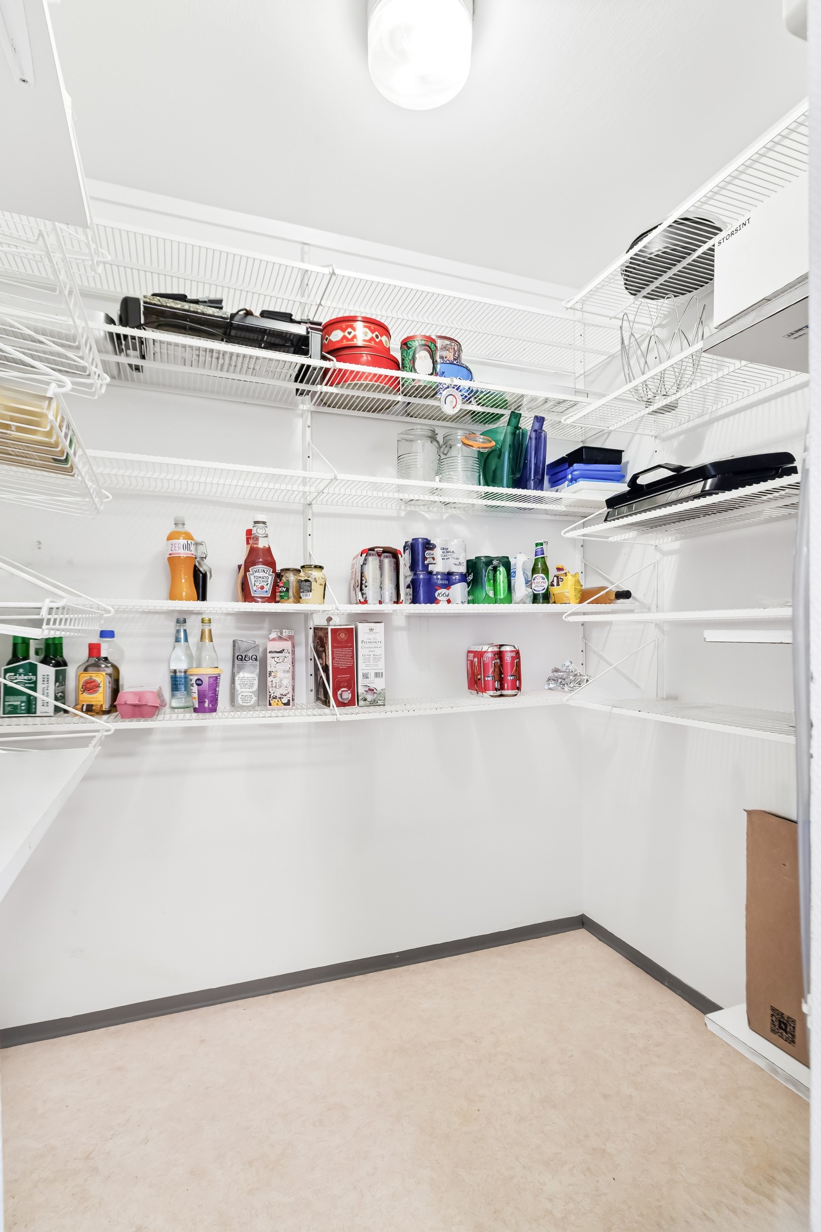 Innenfor vaskerommet finner vi et stort kjølerom med mye hylleplass. Galleribilde