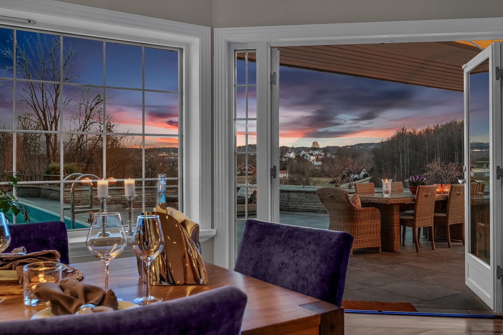 På varme dager blir terrassen en naturlig forlengelse av stuen. Galleribilde