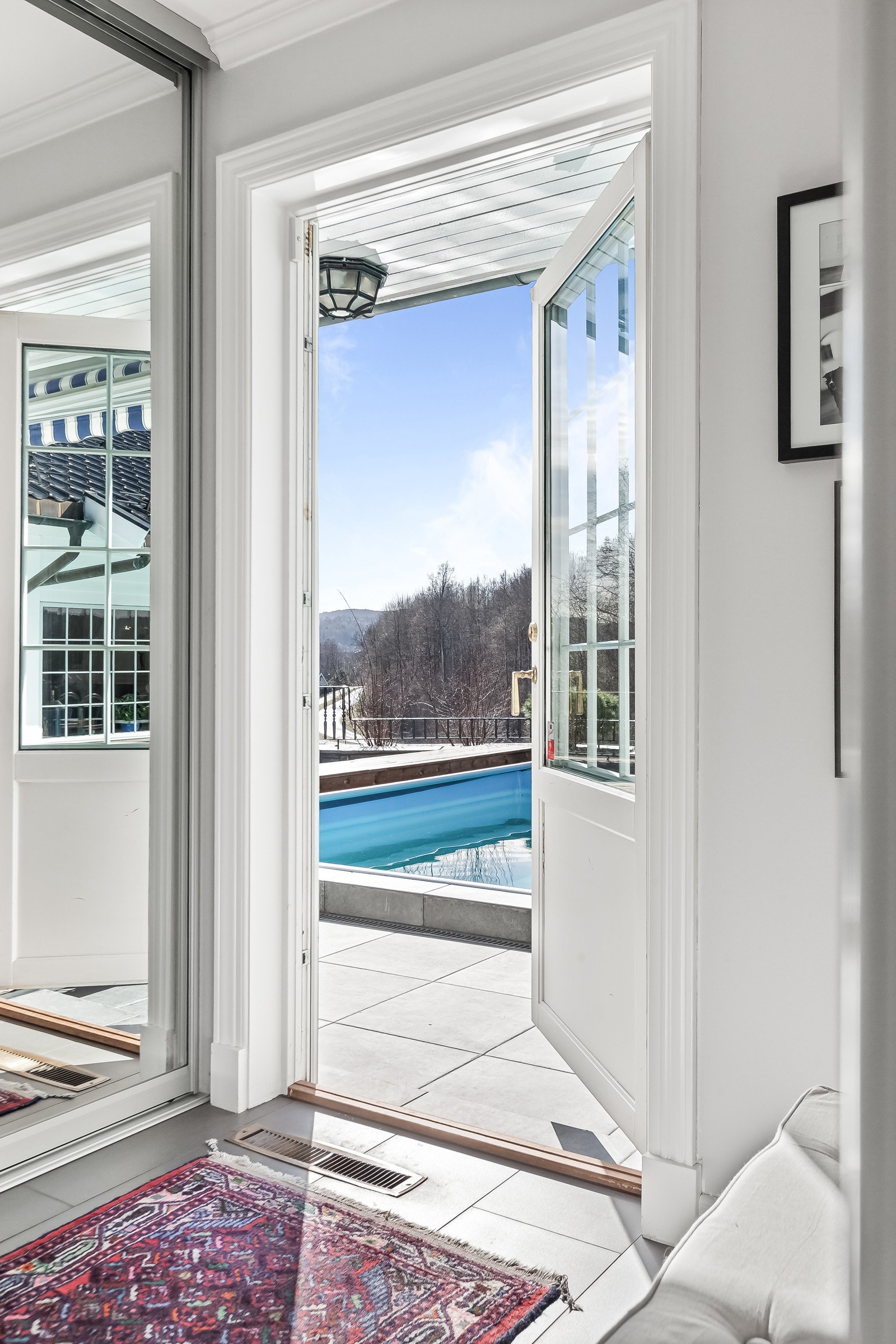 Mellom kjøkkenet og hovedsoverommet finner vi en entré med skyvedørsgarderobe. Herfra er det dør ut til bassengområdet. Galleribilde