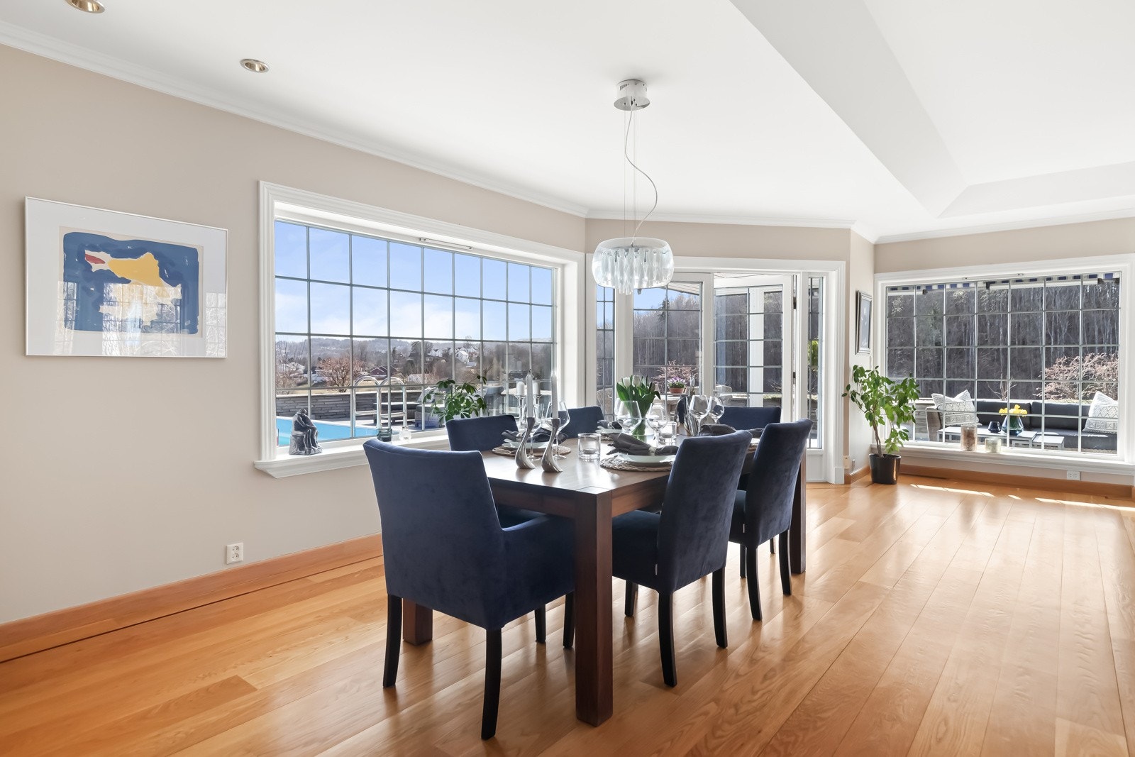 Det er store vindusflater på tre av veggene i stuen, dette gir optimale lysforhold. Galleribilde