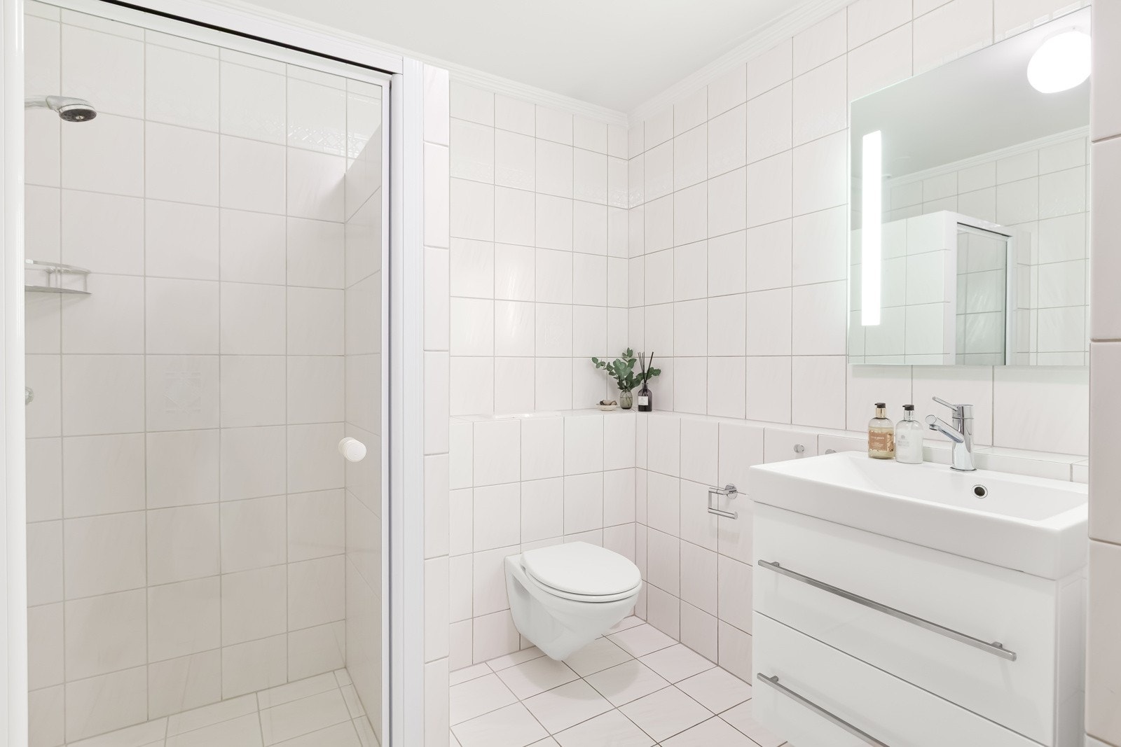 Det er ytterligere et bad i 1. etasje som fungerer som gjestebad. Galleribilde