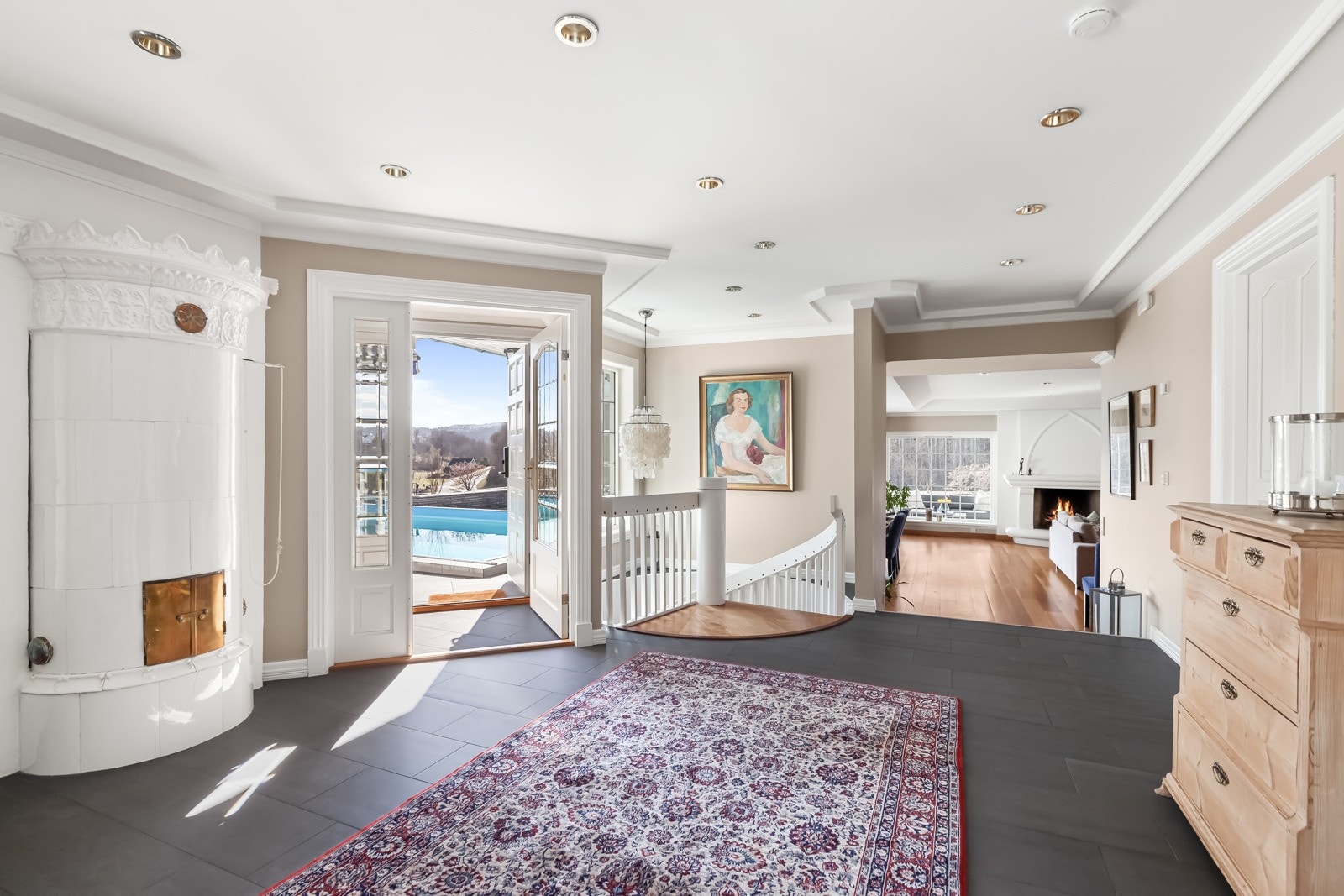 Velkommen inn! Det første som møter oss en en romslig hall med en antikk kakkelovn som er en meget god varmekilde vinterstid. Galleribilde