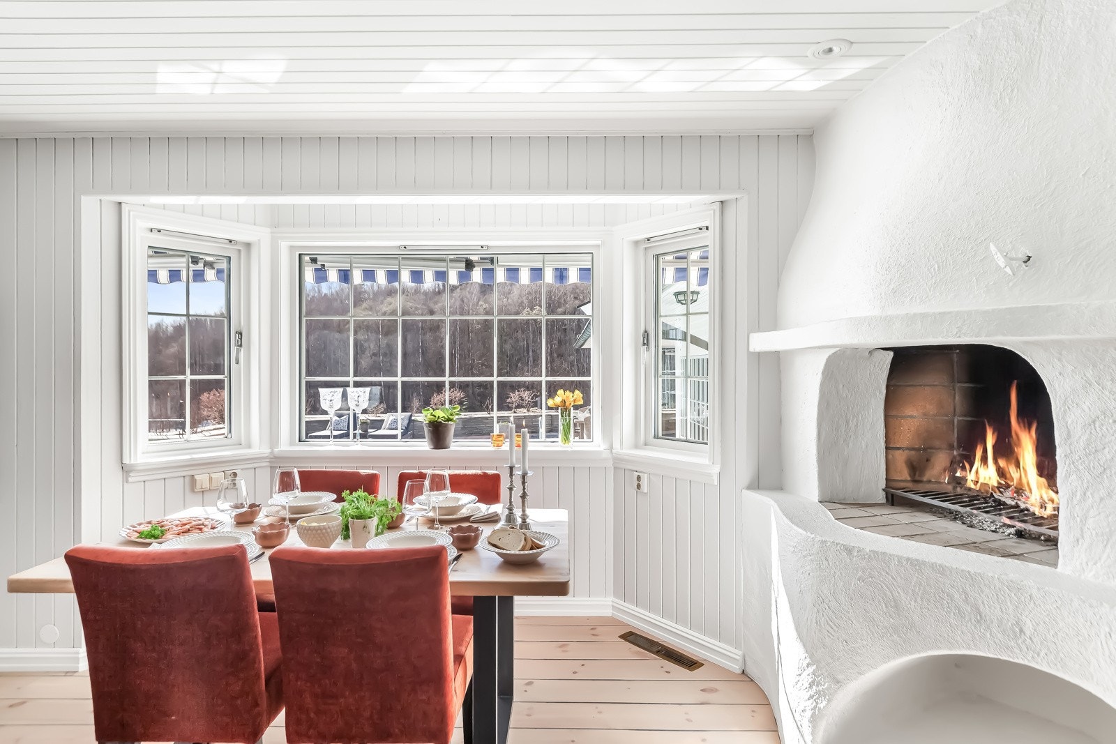 Peisen på kjøkkenet gjør dette til et rom med meget god atmosfære. Galleribilde