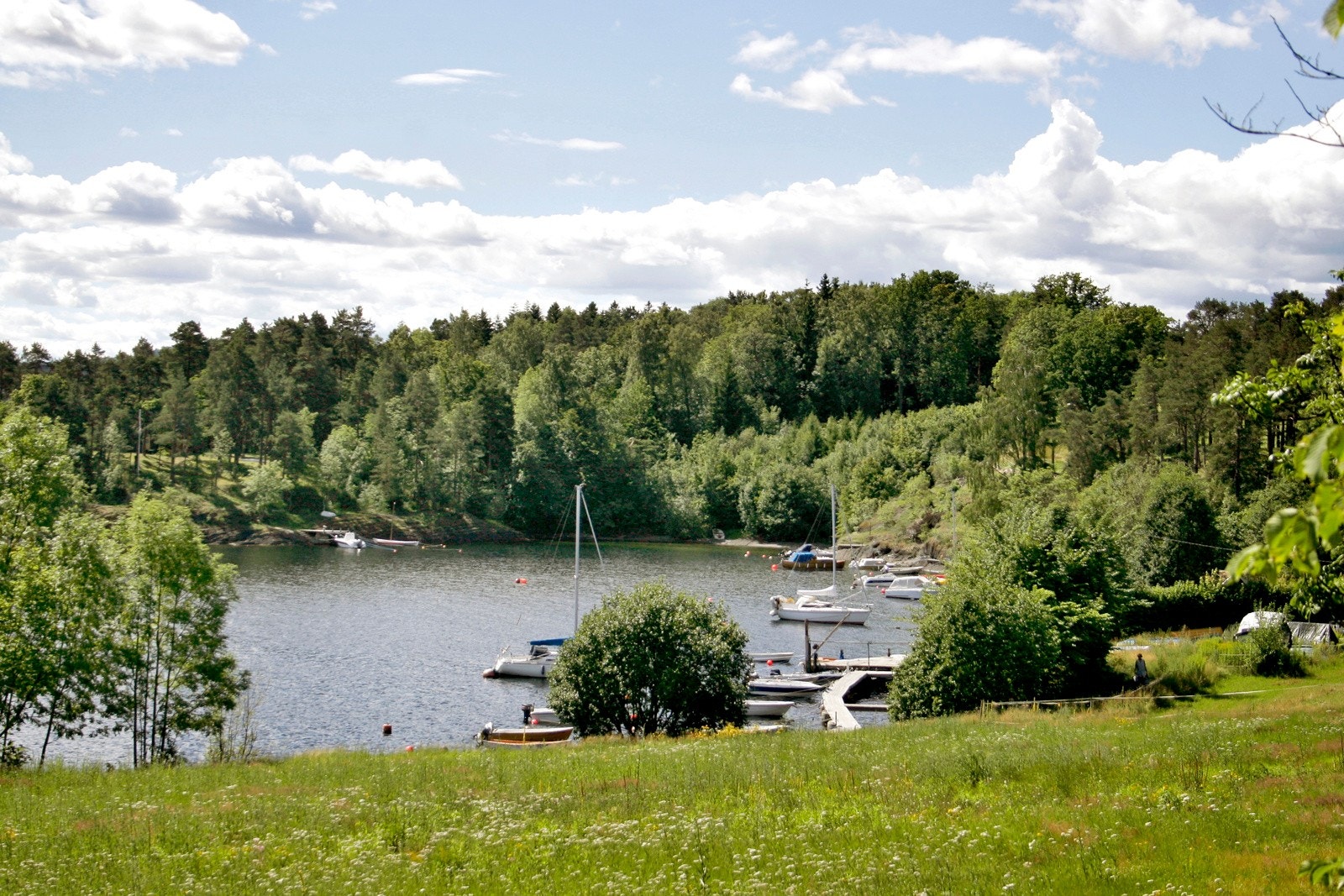 Spirabukta ligger ikke langt fra boligen og er et populært sted å bade. Galleribilde
