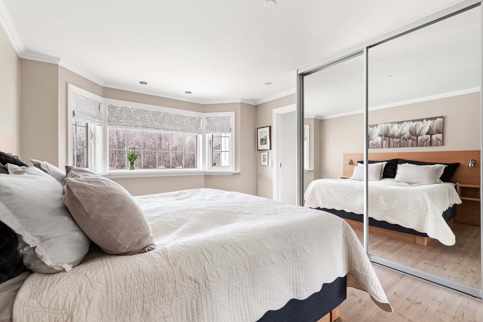 Skyvedørsgarderoben sørger for godt med garderobeplass. Galleribilde