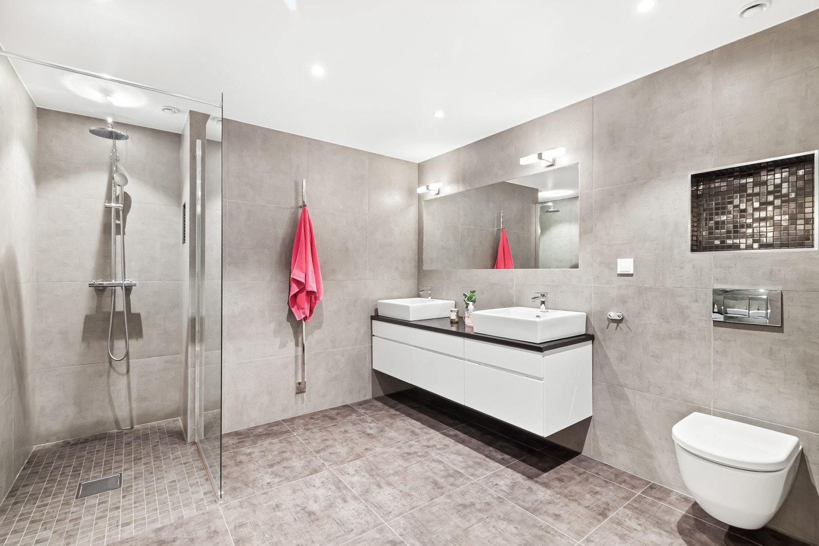 Badet i underetasjen har samme moderne farger og materialer som hovedbadet i 1. etasje. Dette gir en fin helhet i boligen. Elektrisk håndkleholder og granittplate. Galleribilde