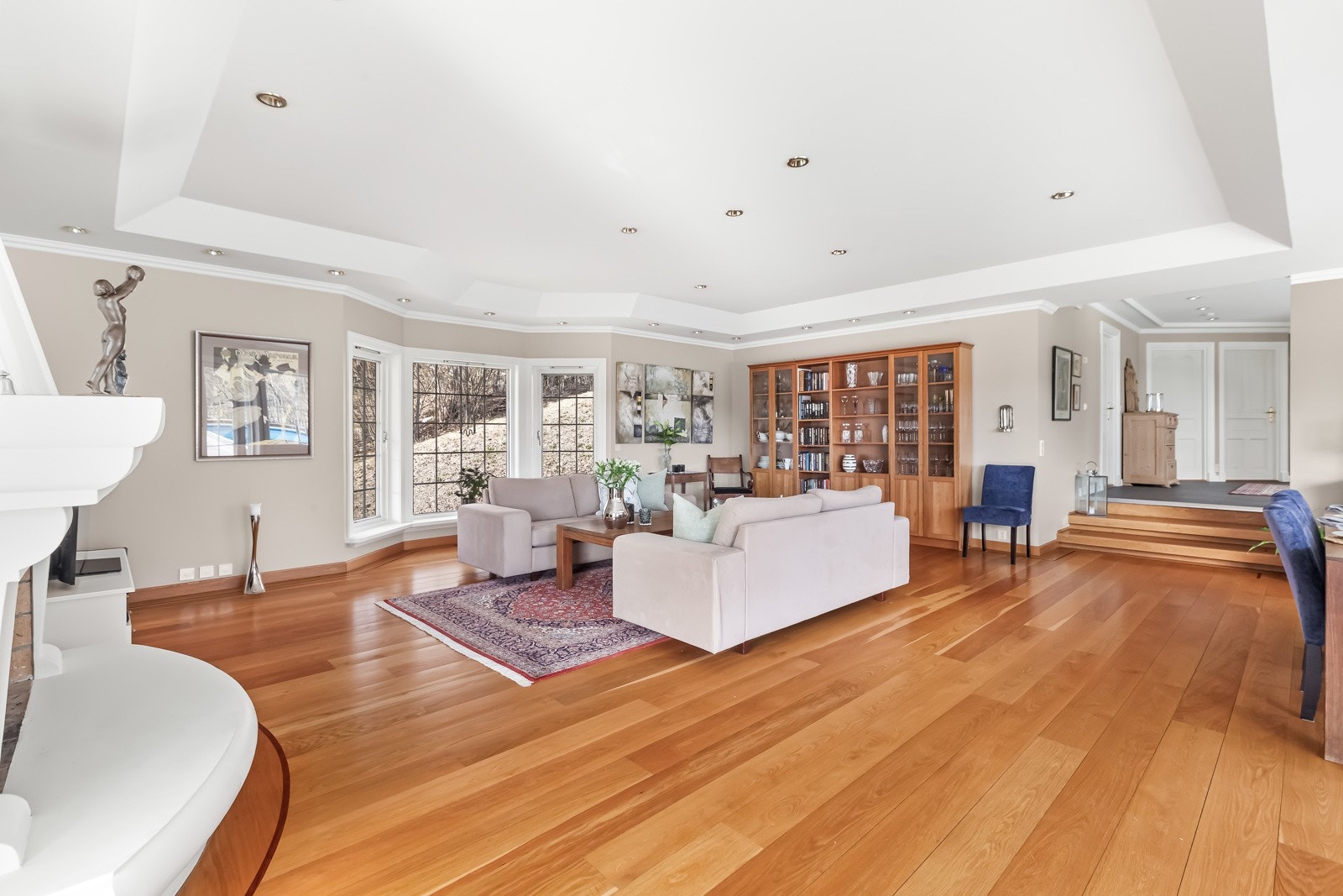 Stuen ligger et par trappetrinn ned fra hallen. Gulvet er heltre eikeparkett. Galleribilde