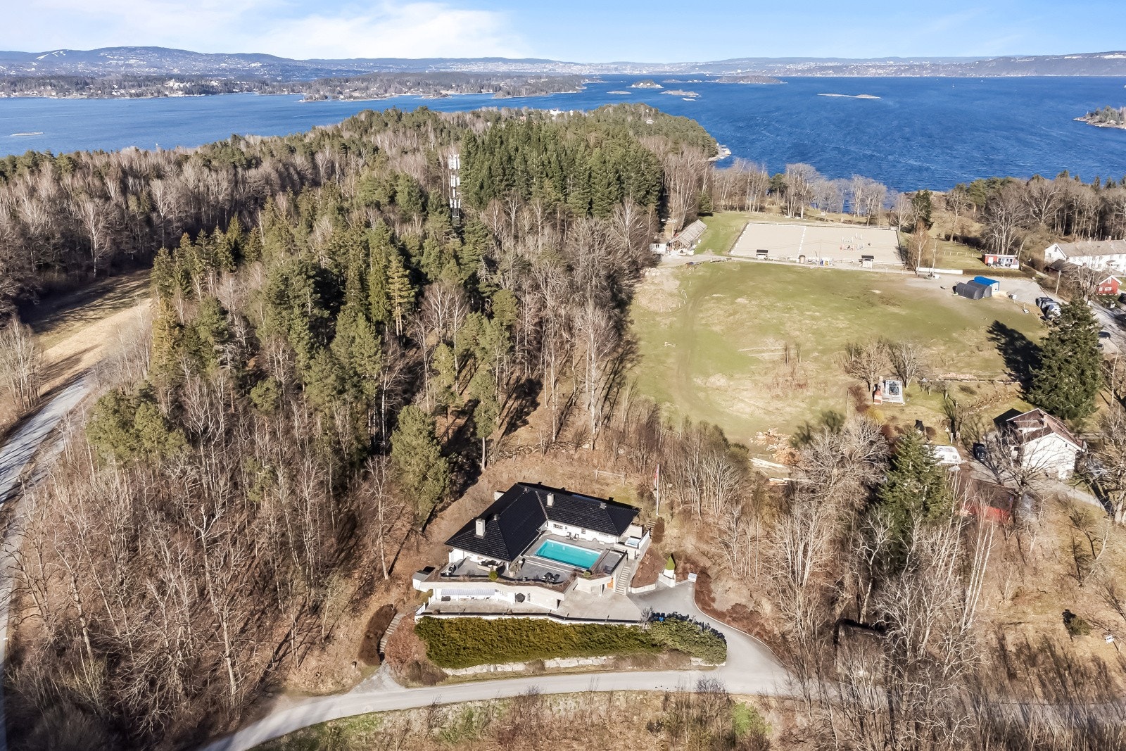 Her bor du landlig til med fuglekvitter utenfor vinduet og rådyr i hagen - en skjermet idyll som likevel har det meste du trenger en liten gåtur unna og alt du trenger en liten biltur unna. Galleribilde