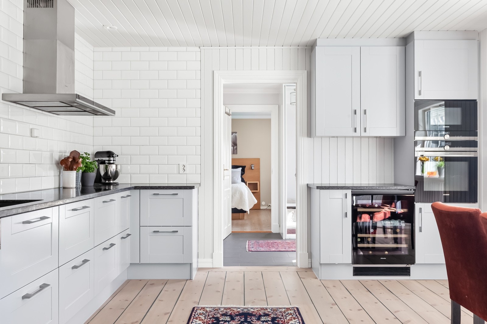 Alle hvitevarene er selvsagt integrerte. Platetoppen er 80 cm. Vinskapet og kjøl/frys med isbitmaskin er fra Miele. Galleribilde