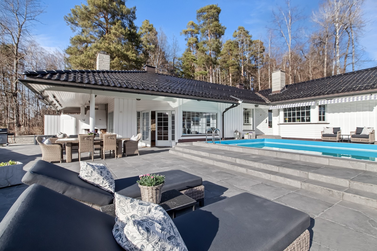 Med hele 247 kvm terrasse er det god plass til flere soner med utemøbler og det er enkelt å flytte seg etter solen eller finne et sted i le for vær og vind. Galleribilde