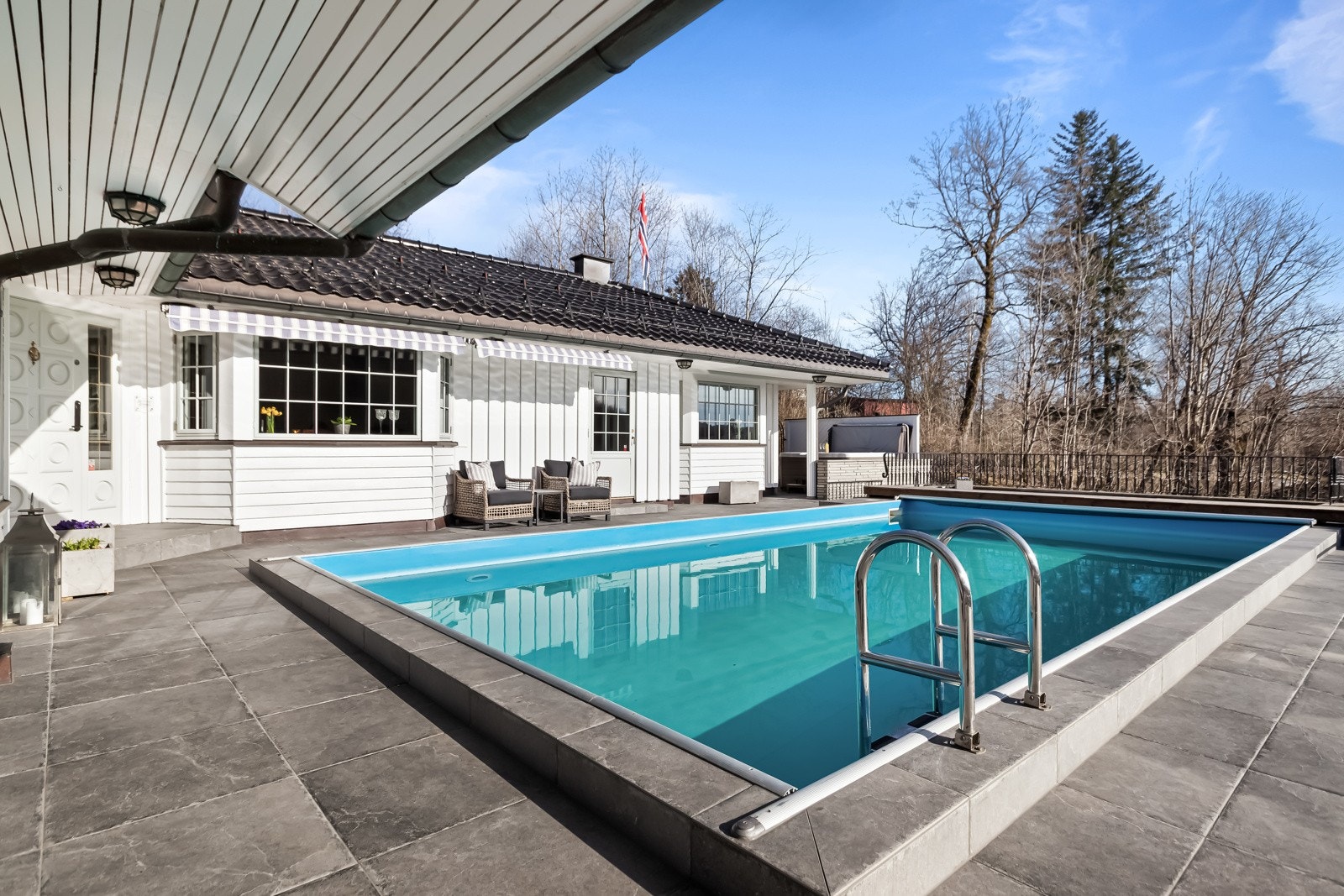 Bassenget er på 5,5x10 meter. Bassenget er oppvarmet og har motstrømsanlegg. Galleribilde