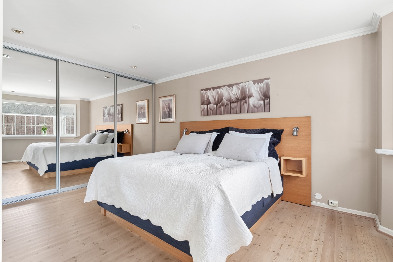 Hovedsoverommet er meget romslig med plass til dobbeltseng med nattbord. Galleribilde