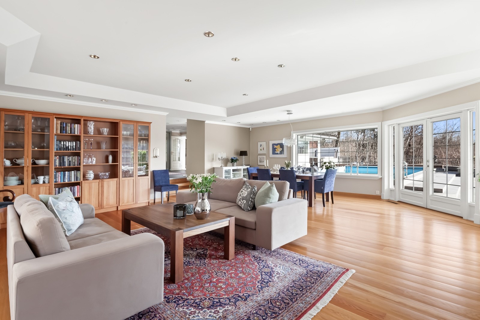 Stuen er meget romslig med store vindusflater og god plass til både sofagruppe og spisestue. Galleribilde