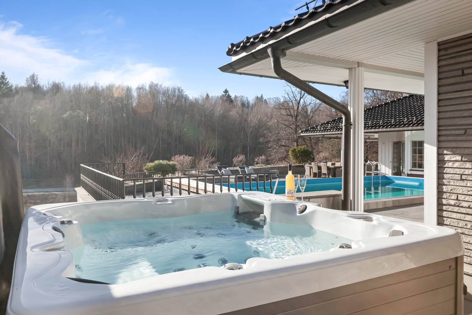 På terrassen er det også et boblebad for 6 personer. Dette følger med huset. Galleribilde
