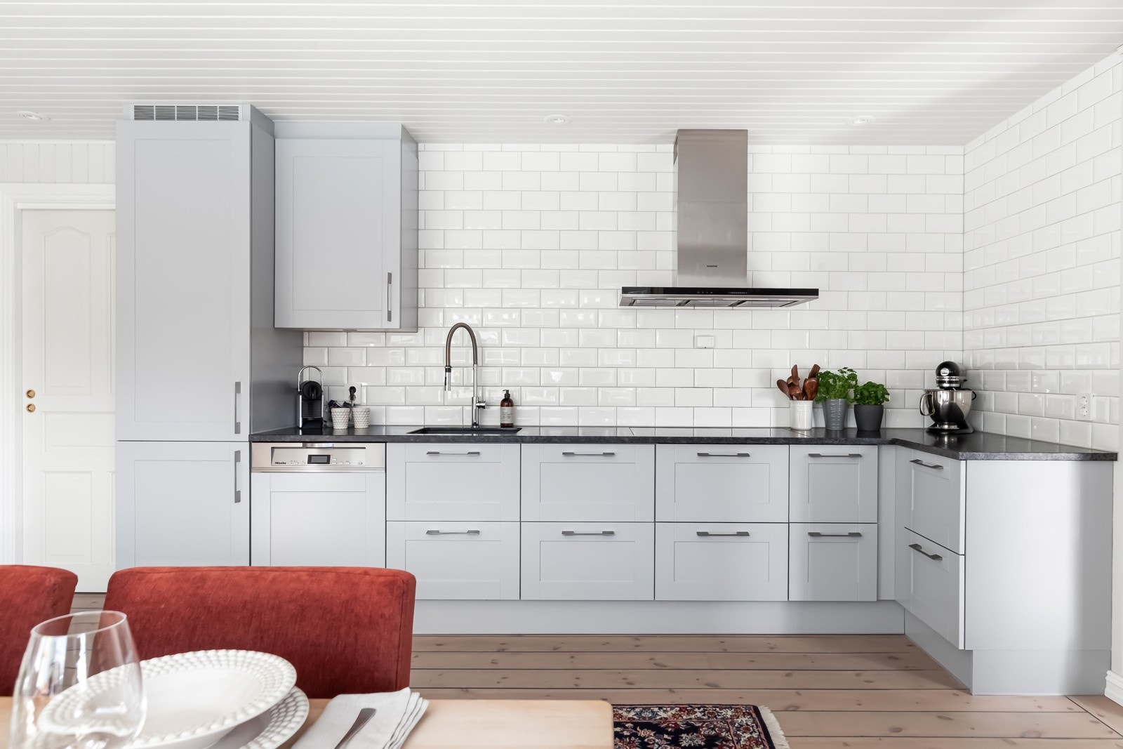 Den lekre innredningen har godt med benkeplass. Benkeplaten er granitt, et slitesterkt materiale som egner seg godt til både matlaging og baking. Galleribilde