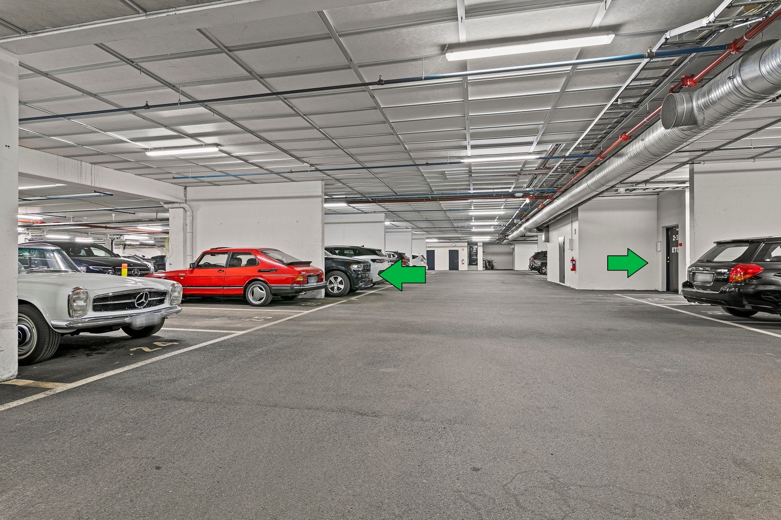 Biloppstillingsplass i garasjeanlegg, og inngang til heis/trapp til leilighet Galleribilde