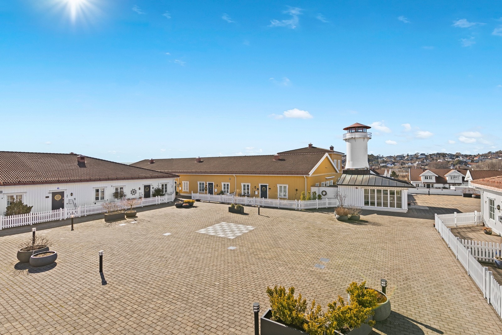 Leiligheten ligger i et etablert og veldrevet sameie. Fellesområdene er pent opparbeidet med flere fine sittegrupper. Galleribilde