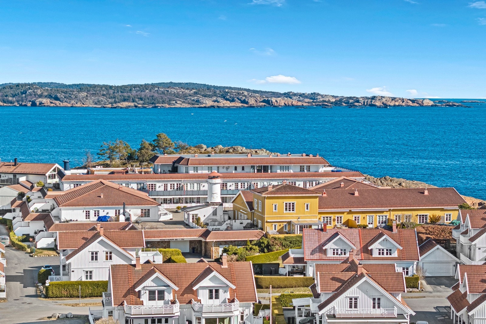 Leiligheten ligger fint til på populære Risøya i Stavern. Galleribilde